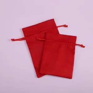 Detalle de pequeñas bolsas de terciopelo rojo con cordón ajustable y textura suave