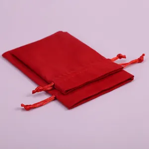 Vista detallada de bolsas de terciopelo rojo de alta calidad con cordón para joyería fina