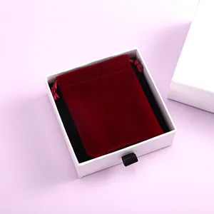 Elegante burgunderrote Samttasche mit Kordelzug in weißer Geschenkbox für Schmuck