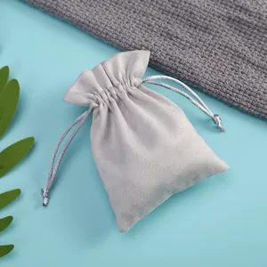 Vista macro detallada de una bolsa de terciopelo gris suave para empaque elegante de joyas