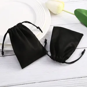 Vista detallada de la suave textura de las bolsas de terciopelo negro para joyería