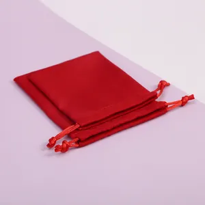 Set de elegantes bolsas de terciopelo rojo con cordón para joyas y empaques de regalo