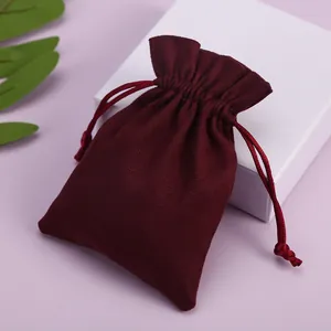 Bolsa elegante de terciopelo burdeos con cordón para joyas y empaque de regalo premium
