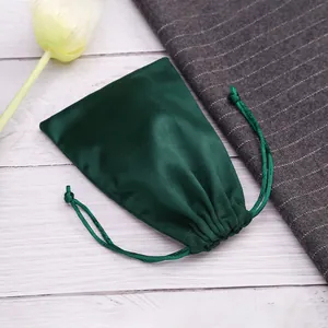 Detailaufnahme eines dunkelgrünen Samtbeutels mit Kordelzug für Schmuck und Geschenke