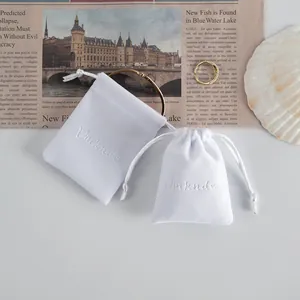 Vista dettagliata dei sacchetti di velluto bianco con coulisse e ricamo Vinknde