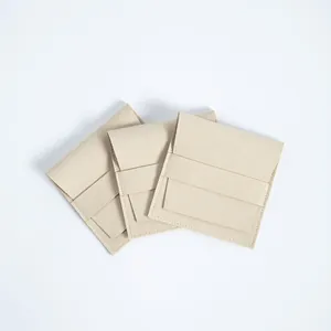 Juego de tres bolsas de joyería de microfibra de ante beige con solapa y correa