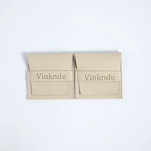 Dos bolsas minimalistas de gamuza de microfibra beige para joyas con solapa y correa