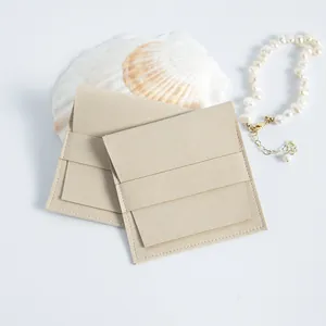 Elegantes bolsas de microfibra de gamuza beige para joyas con solapa y cierre de tira plana