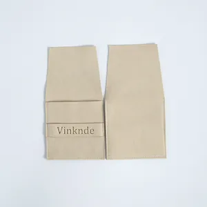 Bolsa de joyería de microfibra de ante beige con solapa y logotipo de la marca