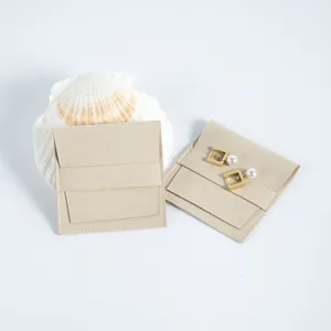 Elegante bolsa de microfibra de gamuza para joyas con práctico cierre de solapa.