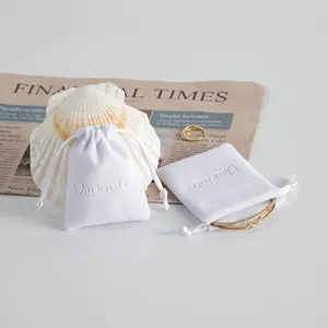 Dettaglio di sacchetti in velluto bianco con coulisse per gioielli e regali