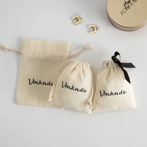 Lot de trois pochettes à cordon en coton crème pour bijoux avec impression de logo