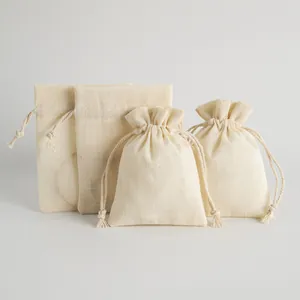 Detalle de cuatro bolsas con cordón de algodón flameado crema para guardar joyas