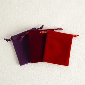 Vue détaillée de pochettes en velours doux avec cordon pour bijoux en trois couleurs