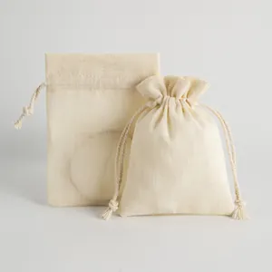 Vista detallada de bolsas de algodón de bambú con cordón y textura de tela natural