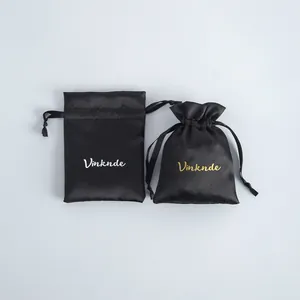Detailansicht schwarzer Satin-Schmuckbeutel mit Kordelzug und Gold-/Silberlogos