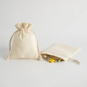 Vista detallada de bolsas de algodón flamé con cordón para guardar joyas y accesorios.
