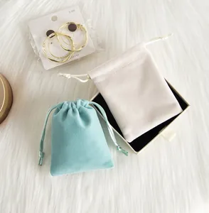 Deux pochettes en velours doux avec cordon de serrage pour le rangement des bijoux