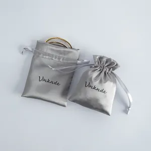Elegante bolsa de satén gris plata para proteger joyas y embalaje de regalo de lujo