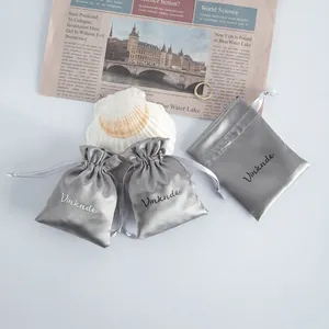 Bolsas de satén plateado con cordón para protección de joyas y pequeños regalos festivos.
