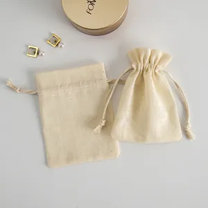 Vista macro detallada de bolsas de algodón slub con cordón para joyería