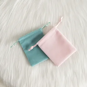 Pochettes souples en velours sarcelle et rose avec cordon pour bijoux sur fausse fourrure