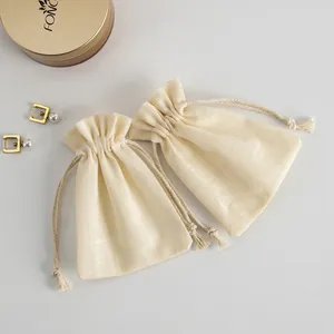 Primer plano de bolsas de algodón de bambú con cordón para joyería y empaques de regalo