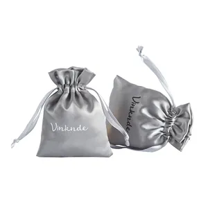 Elegante bolsa de satén gris plata con cordón para joyas y embalaje de regalo protección