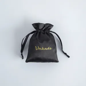 Eleganter schwarzer Satin-Schmuckbeutel mit Kordelzug und einem goldenem Vinknde-Logo