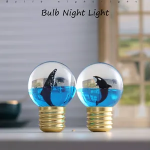 Luce Notturna a Forma di Lampadina Balena in Resina Sfera di Cristallo Oceano Ornamento Marino Creativo Decorazione da Tavolo