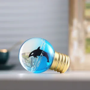 Luce notturna creativa sfera di cristallo resina a forma lampadina con orca miniatura.