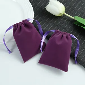 Détail des pochettes en velours violet doux avec cordon pour bijoux et cadeaux luxe