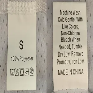 Détail de l'étiquette d'entretien montrant le tissu 100 % polyester et instructions