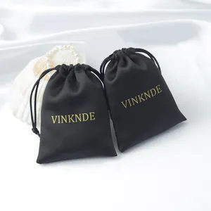 Vista detallada de elegantes bolsas de regalo en satén negro con logo VINKNDE