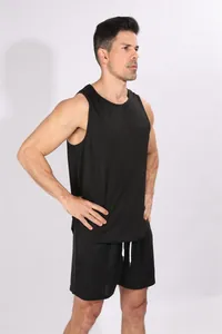 Gedetailleerde weergave van de zwarte geribbelde fitness tanktop voor heren