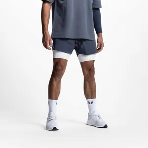 Vue détaillée du short de course 2 en 1 pour homme pour le fitness et l'entraînement