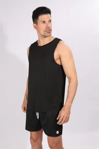 Atletische man die een zwart geribbeld mouwloos gymtanktopje draagt voor fitness.