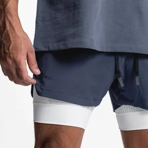 Détail du short de sport 2 en 1 pour homme avec couche de compression blanche respirante