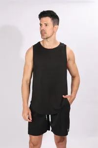 Detail van een zwart geribbeld mouwloos sportshirt voor heren fitnesstraining in zwart
