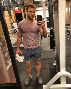 Nahaufnahme der grauen Schnelltrocknenden Sportshorts für Herren an einem Modell im Fitnessstudio