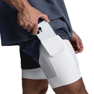 Détail du short de course double couche pour homme avec poche latérale cachée pour téléphone