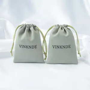 Dos elegantes bolsas de satén verde claro con cordón para embalaje de regalo de alta calidad