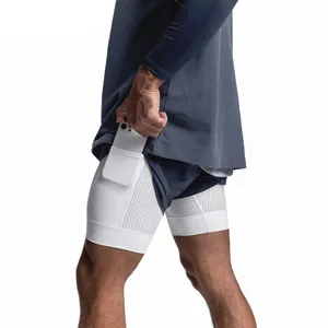 Détail du short de course 2 en 1 pour homme avec poche de téléphone sécurisée.