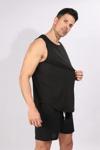 Detail van een zwarte heren tanktop met ribbels voor fitness en sportieve training