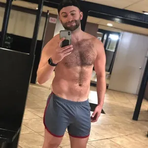 Detailansicht der Herren-Laufshorts aus Mesh mit rotem Rand in einer Fitnessstudio