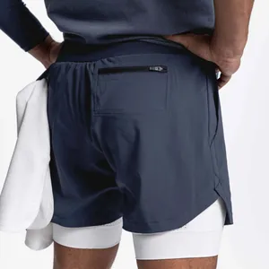 Vue détaillée du short de course 2 en 1 pour homme avec poche zippée et boucle serviette