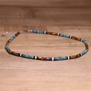 Detailopname van handgemaakte 2x4mm tijgeroog en turquoise stenen kralenketting
