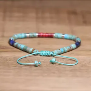 Vista detallada de pulsera de cuentas de piedra natural con cordón ajustable turquesa.