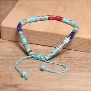 Detalle de una pulsera artesanal hecha a mano de piedra natural con cordón ajustable