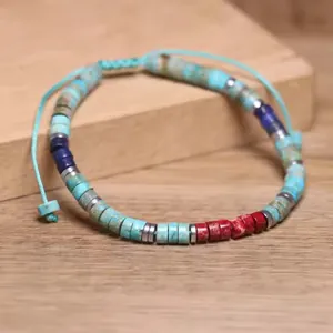 Vista detallada de pulsera de piedra natural hecha a mano con cuentas de jaspe de colores